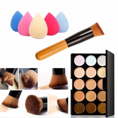 Paleta de correctores, brocha biselada y esponja.